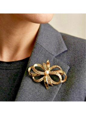 Vintage Gerry's Gold Tone Ribbon Bow Faux Pearl Brooch Pin
